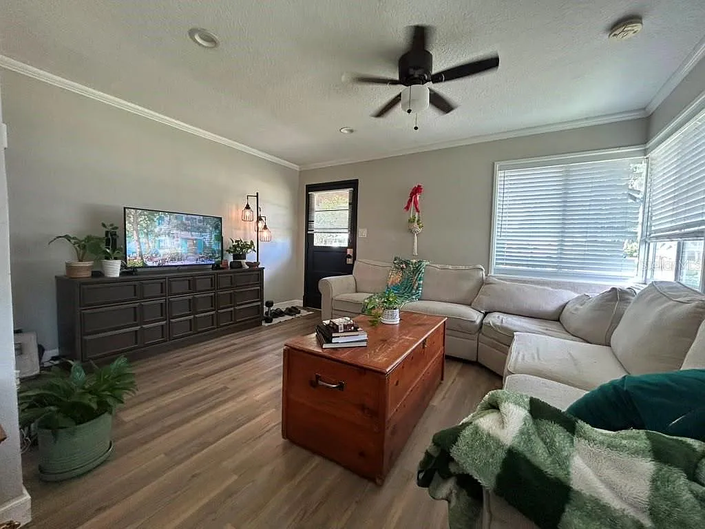 3 bed, 1.0 bath, 1035 sqft, $2,300 — Photo 3