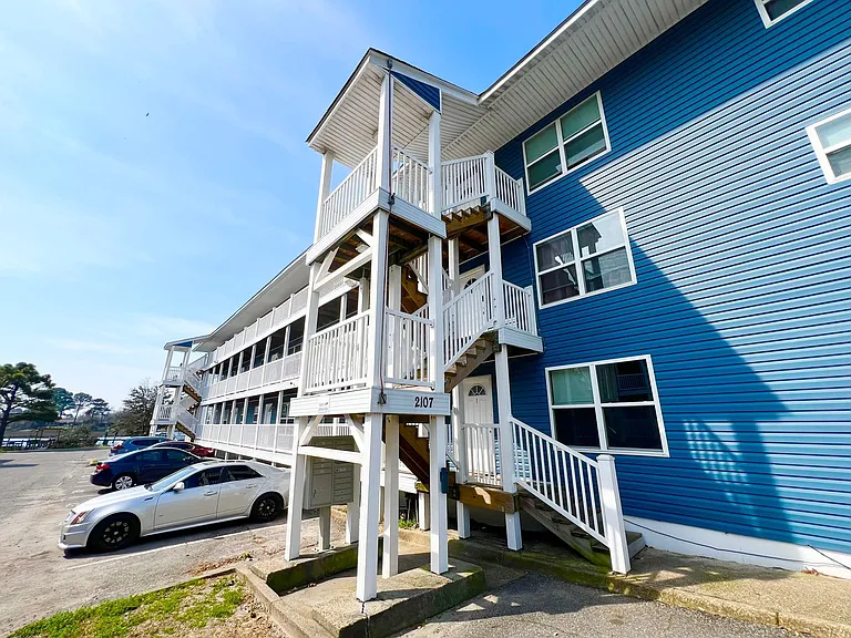 Pelican Dock Apartments — Photo 70