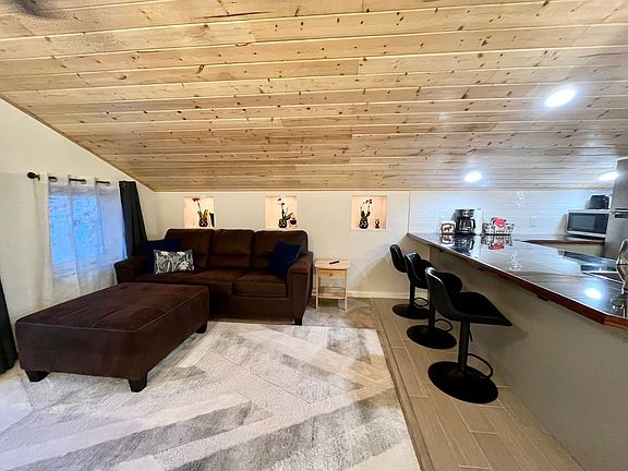 4th image of 910 Yokum St #C