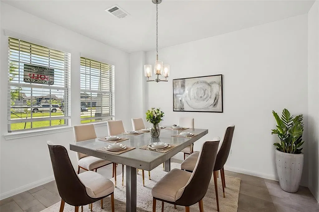 5 bed, 2815 sqft, $4,000 — Photo 3