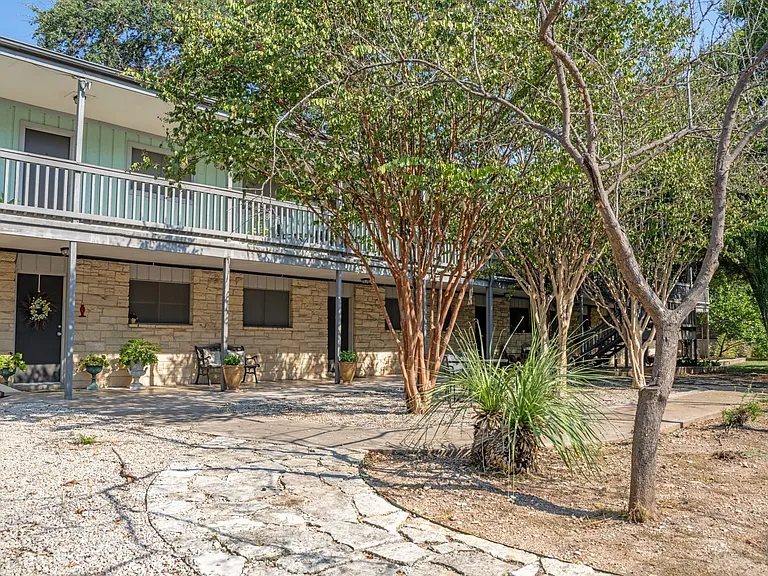 Antilles Apartments — Photo 8