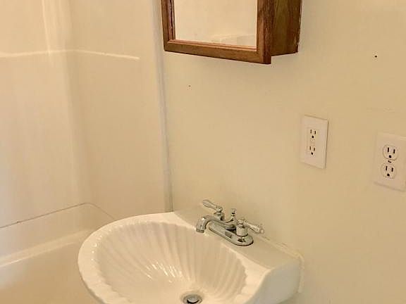 5th image of 139 Roosevelt Ave APT C