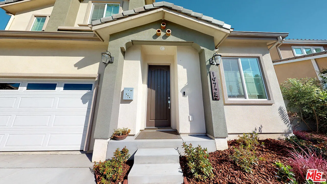 5 bed, 4.0 bath, 2698 sqft, $5,600 — Photo 2