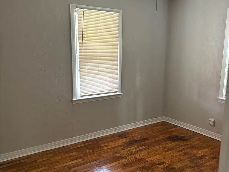 4605 N Rockwell Ave — Photo 2