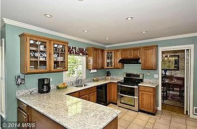 Kitchen w/ granite countertops
