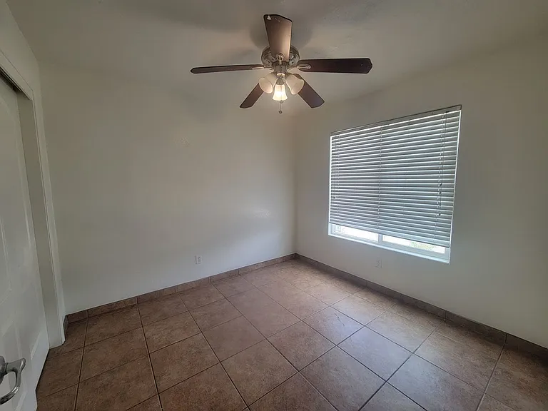460 Oswell St — Photo 5