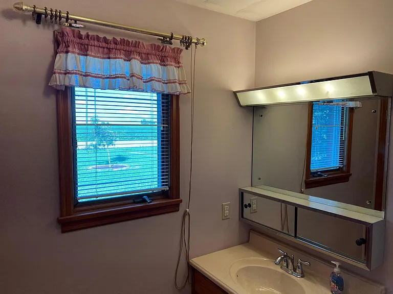 Master bedroom 1/2 bath
curtain & Venetian blinds come with rental.