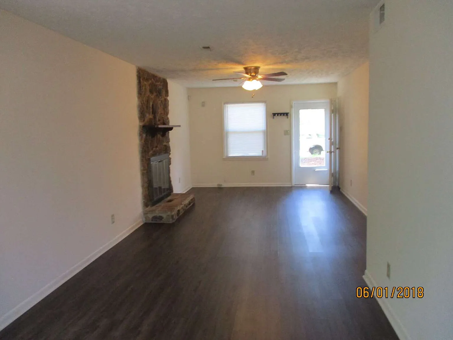2 bed, 1.0 bath, 968 sqft, $1,050 — Photo 3