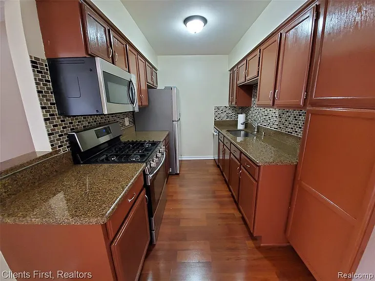 44477 Savery Dr — Photo 2