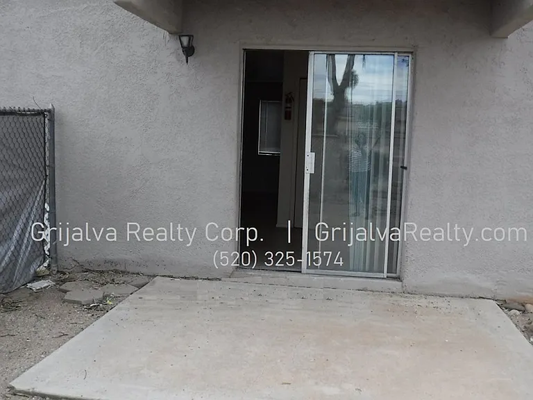 3801 Queen Palm Maintenance — Photo 9