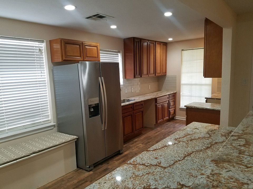 Kitchen - granite counters