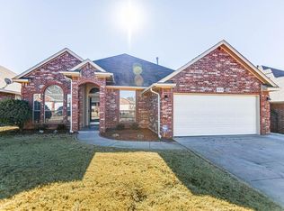 1804 NE 11th St, Moore, OK 73160
