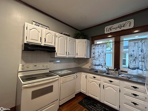 4th image of 104 1/2 W Webster St