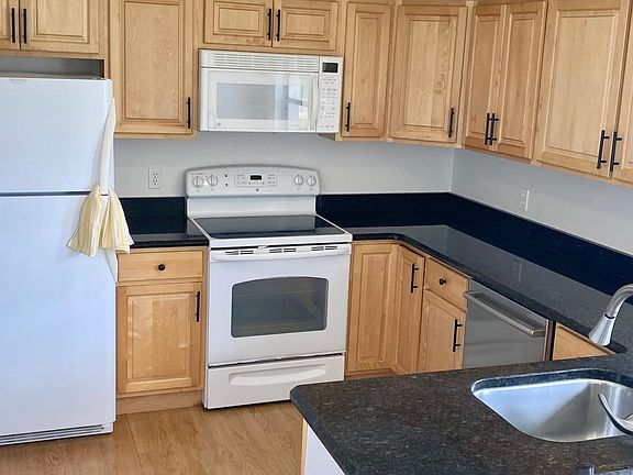 3rd image of 524 Oak Mont Pl