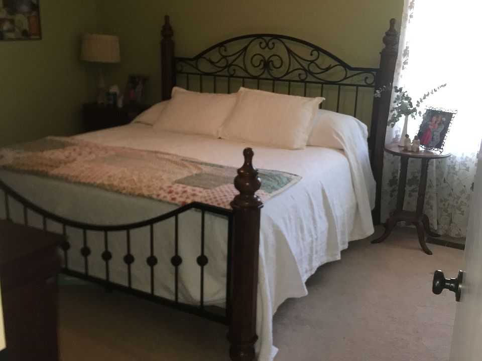 Master bedroom w/ 2 closets 