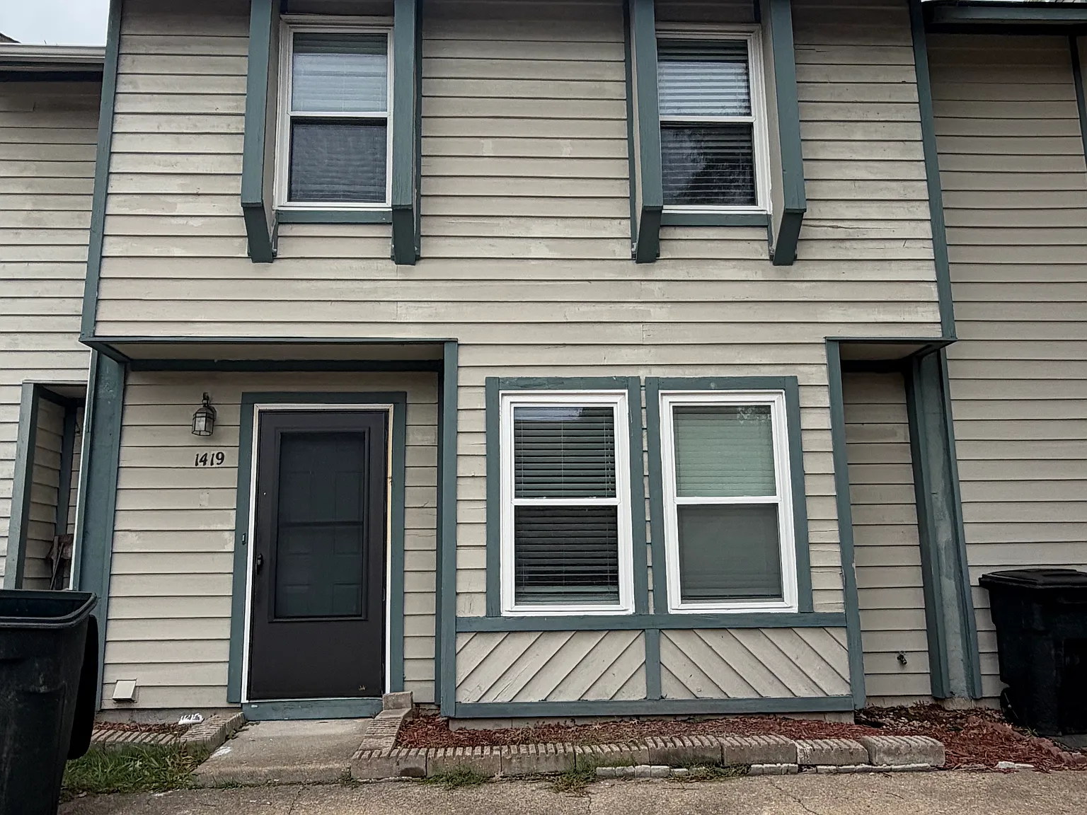 3 bed, 2.5 bath, 1387 sqft, $2,100 — Photo 1