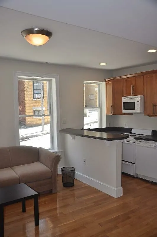 4 bed, 1400 sqft, $6,700 — Photo 2
