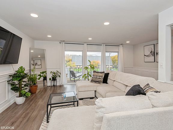2nd image of 4015 W 93rd St APT 2