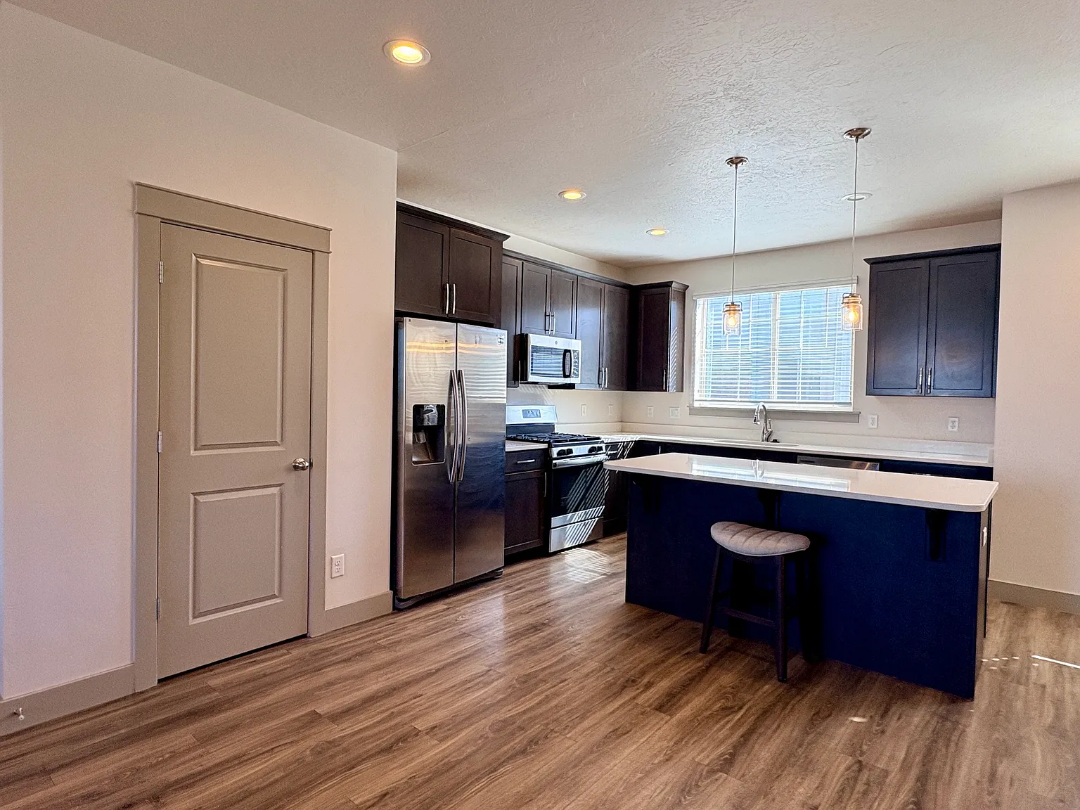 3 bed, 2.5 bath, 1498 sqft, $2,300 — Photo 3