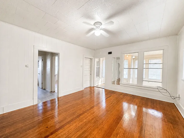 813 W Sycamore St — Photo 3