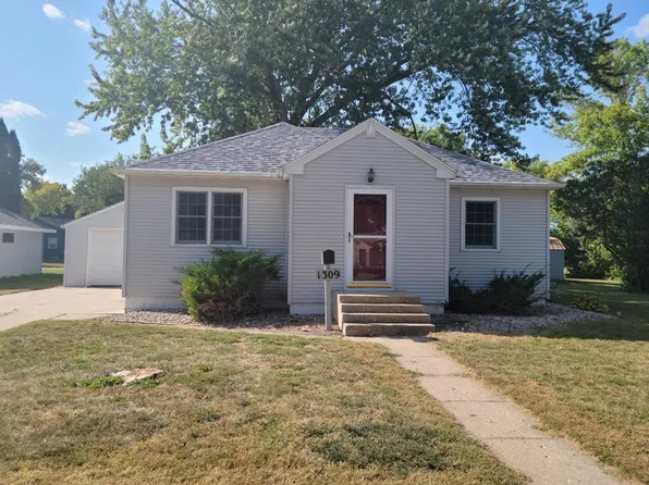 1309 N 12th St, Estherville, IA 51334