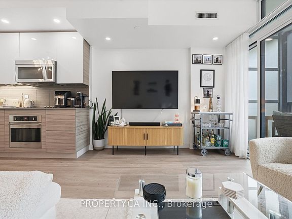 4th image of 210 Simcoe St #606