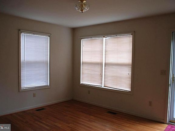 4th image of 891 Hilltop Dr