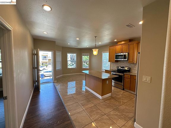 4th image of 279 Estabrook St
