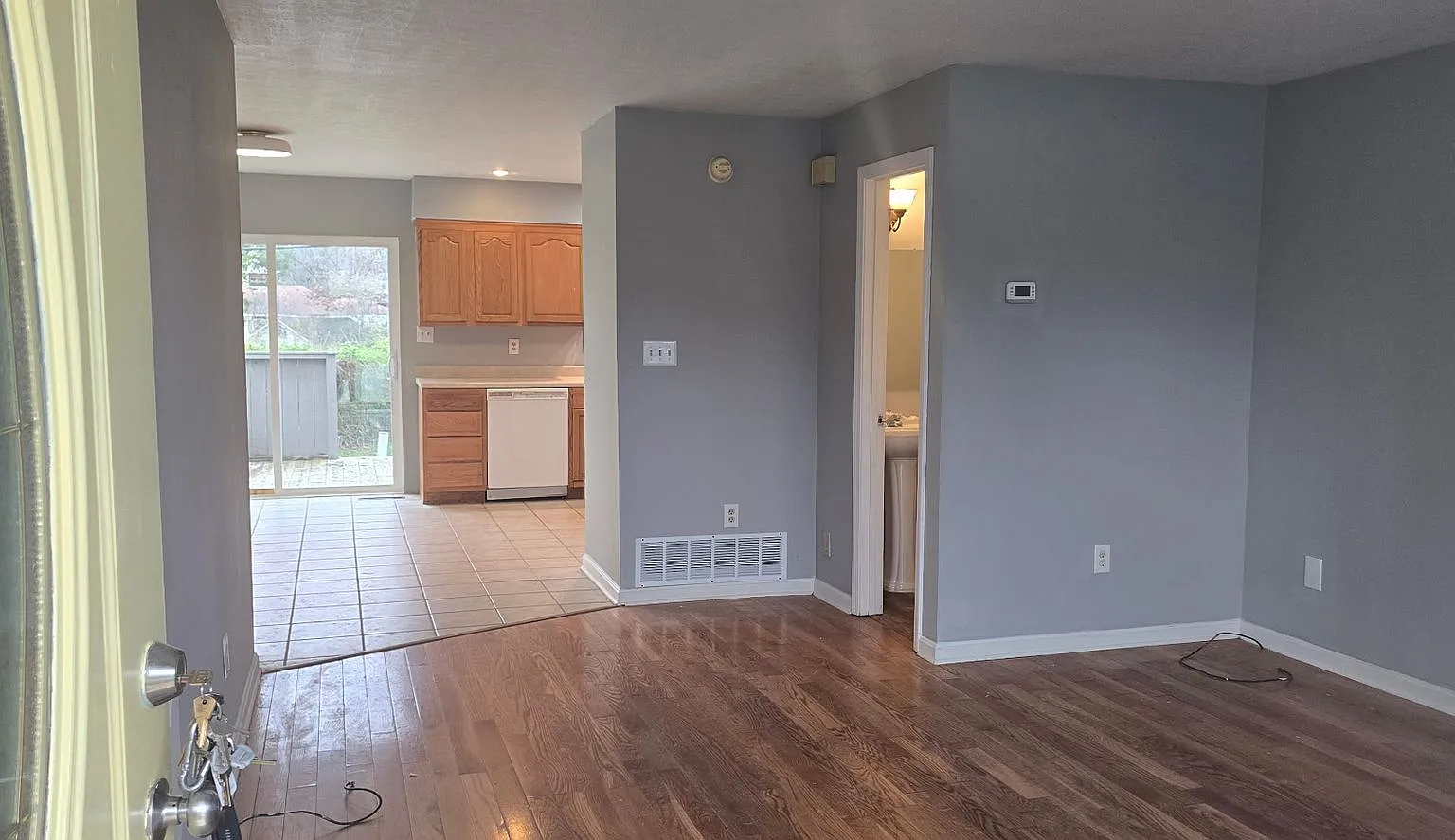 June Move-In-Special 1st Month Rent $1000 3bed/ 1.5 Ba Duplex — Photo 3