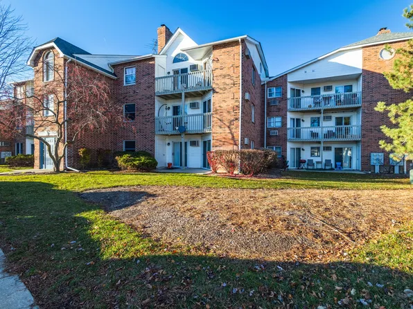 1345 Cunat Ct APT 2D, Lake In The Hills, IL 60156