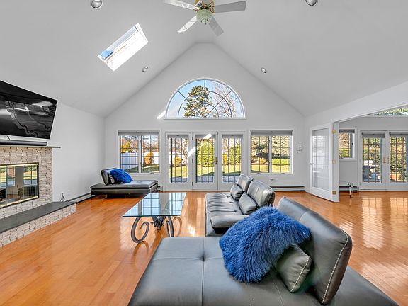 5th image of 25147 Thornhill Ave