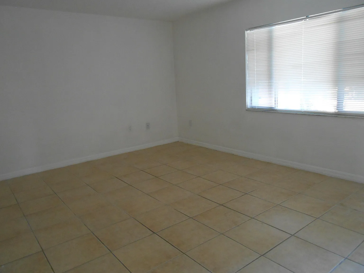 2 bed, 2.0 bath, 11040 sqft, $1,800 — Photo 2