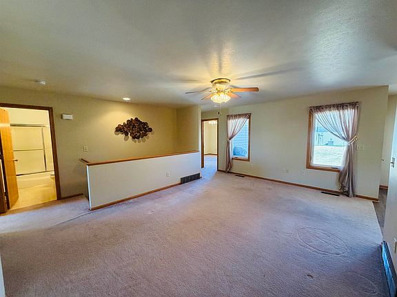 3rd image of 911 Janet Ln