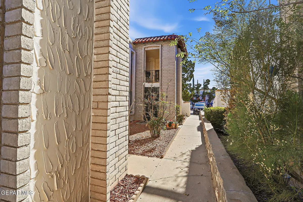 Building Photo - 6201 Escondido Dr #17E