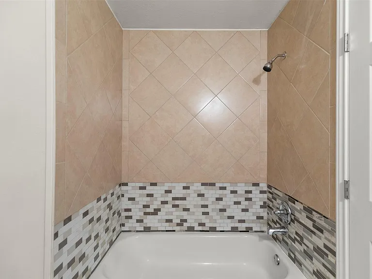 14106 Kinsbourne Ln — Photo 21