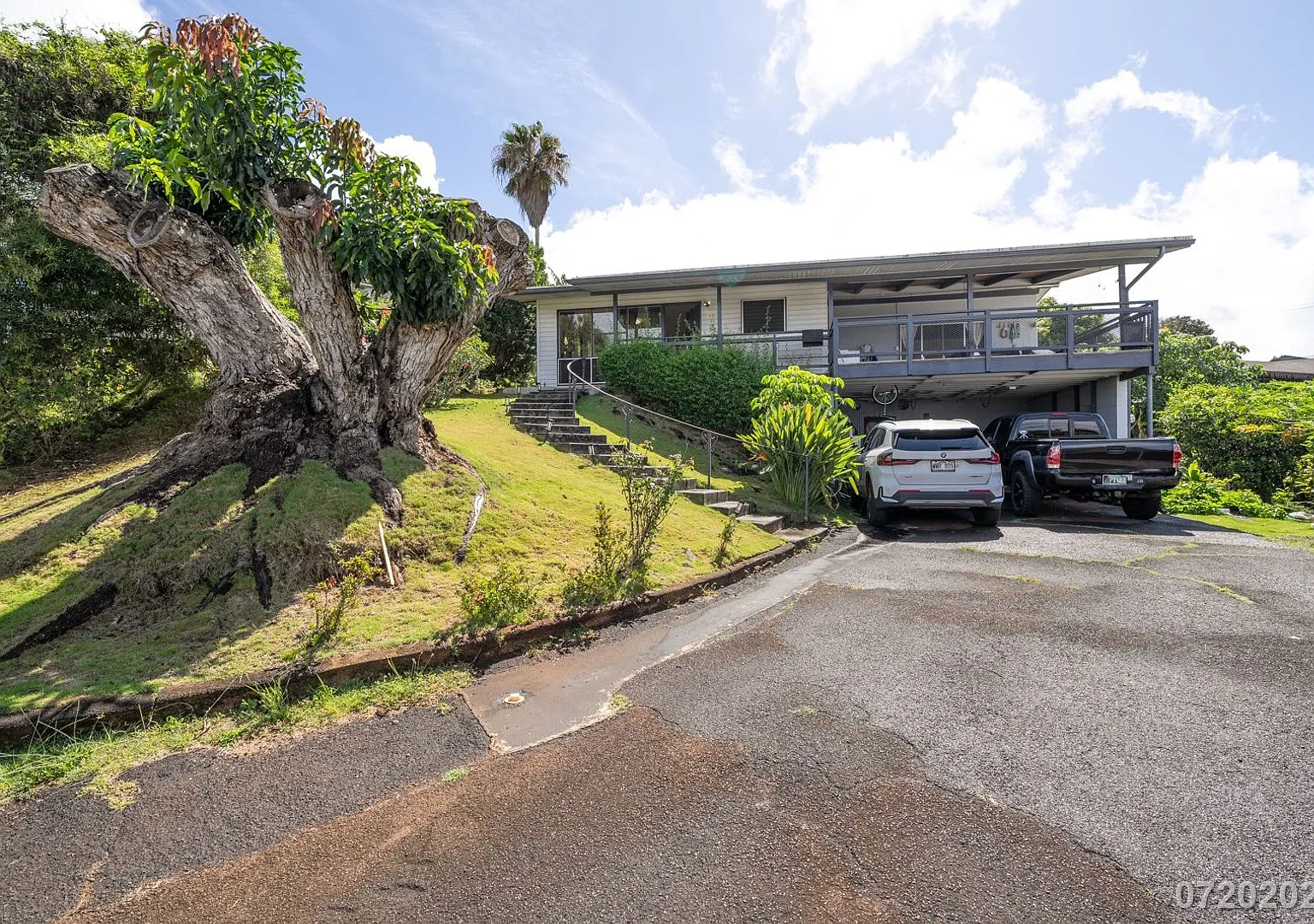 Rarely Available 3BA/2BA/3-4 Pkg SF in Aiea Heights — Photo 1