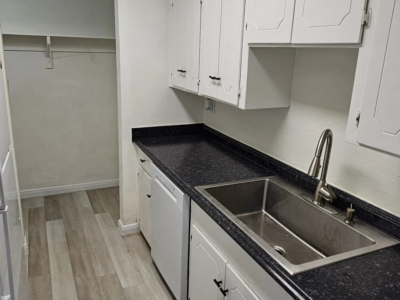 2121 Fountain View Dr E — Photo 2