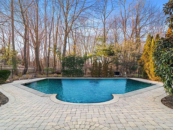 2nd image of 8 Steven Ct