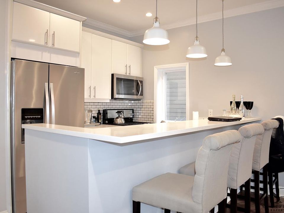 1st image of 2500 N Greenview Ave #2