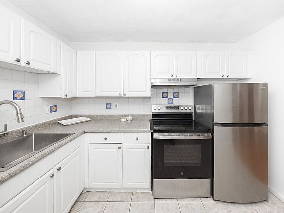 2nd image of 12 Williamsburg Ct Unit 1
