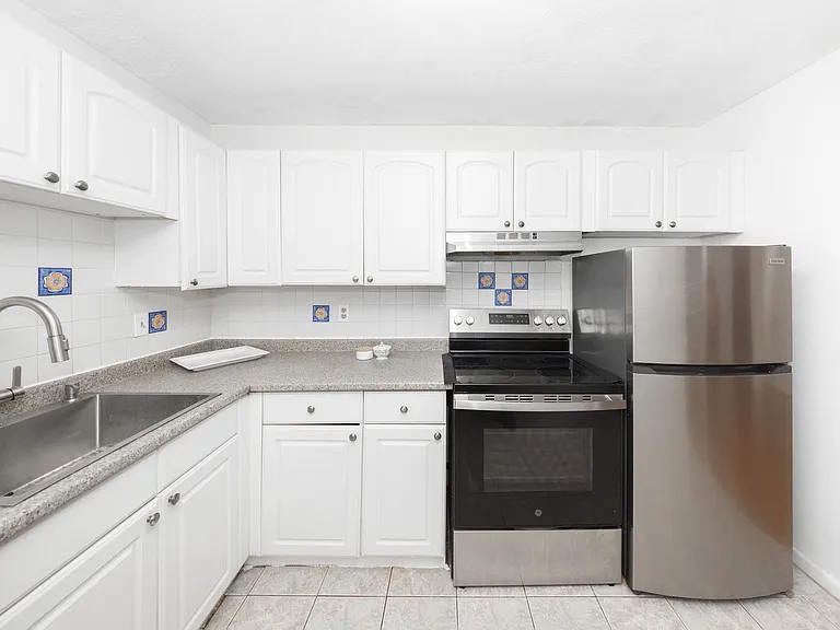 12 Williamsburg Ct #1 — Photo 1
