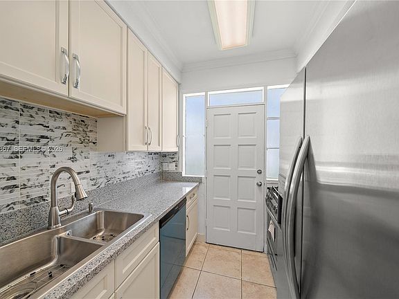 4th image of 4720 Pine Tree Dr APT 6