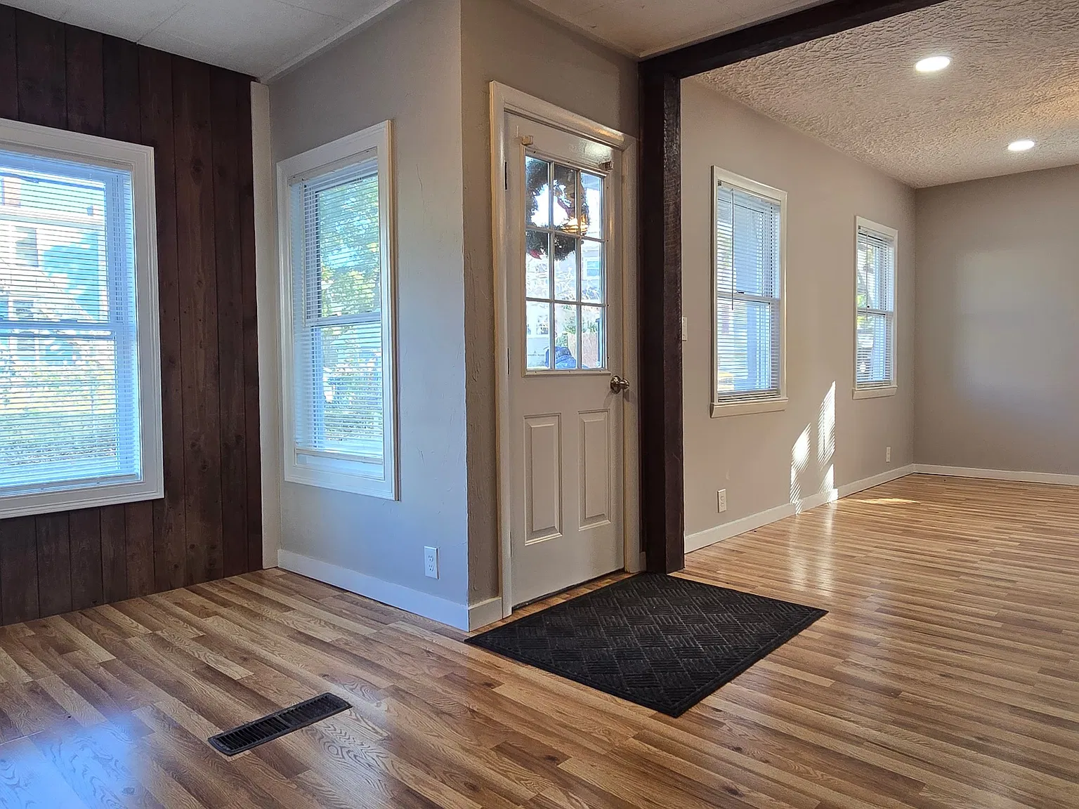 2 bed, 988 sqft, $2,000 — Photo 2