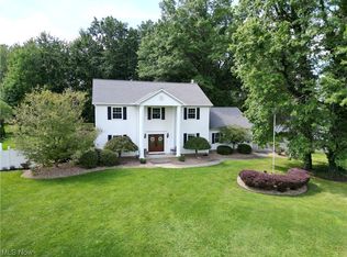 901 Country Manor Dr, North Lima, OH 44452