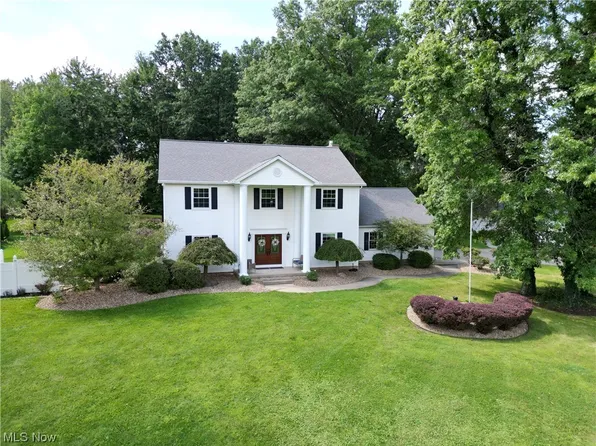 901 Country Manor Dr, North Lima, OH 44452