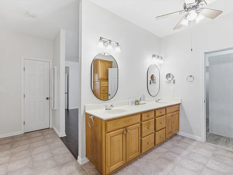 1025 Burchbury Trl — Photo 6