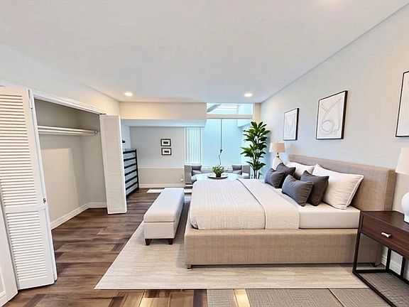 4th image of 106 13th St APT 323