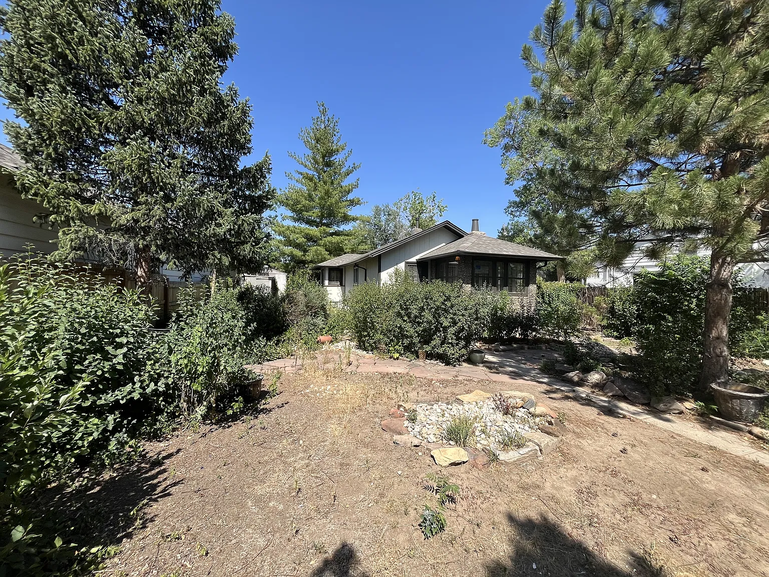 1649 Roslyn St - - — Photo 2