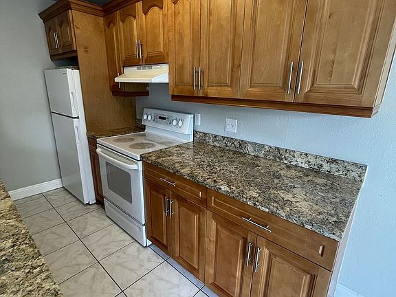 4th image of 100 E Tiffany Dr