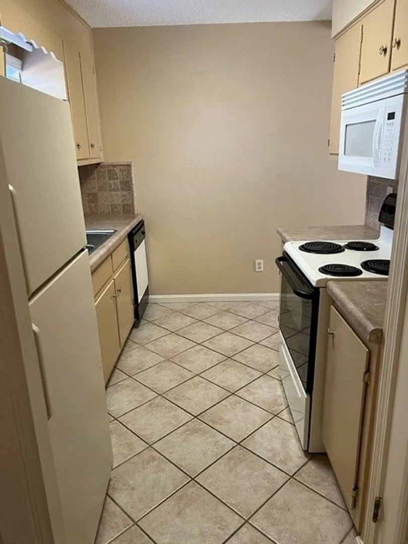Cozy 2 Bed 1.5 Bath Townhouse! Available Now! — Photo 3